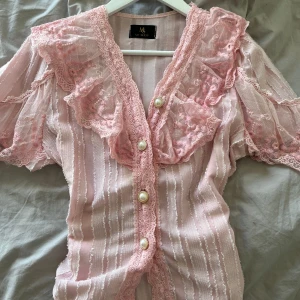 festblus! - säljer denna fina rosa festblus! aldrig använd och perfekt till sommarn!