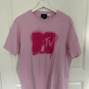 Rosa T-Shirt MTV  - Använd några gånger. Pris kan diskuteras! För fler frågor kontakta mig :)