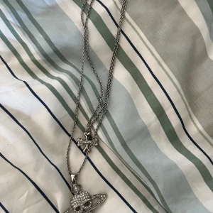 Vivienne Westwood halsband  - Vivienne westwood halsband Sprillans nytt Skick 10/10