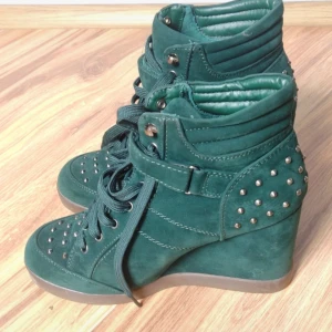 Snygga kilklackar - Har fler bilder dem sitter jätte snyggt på med jeans