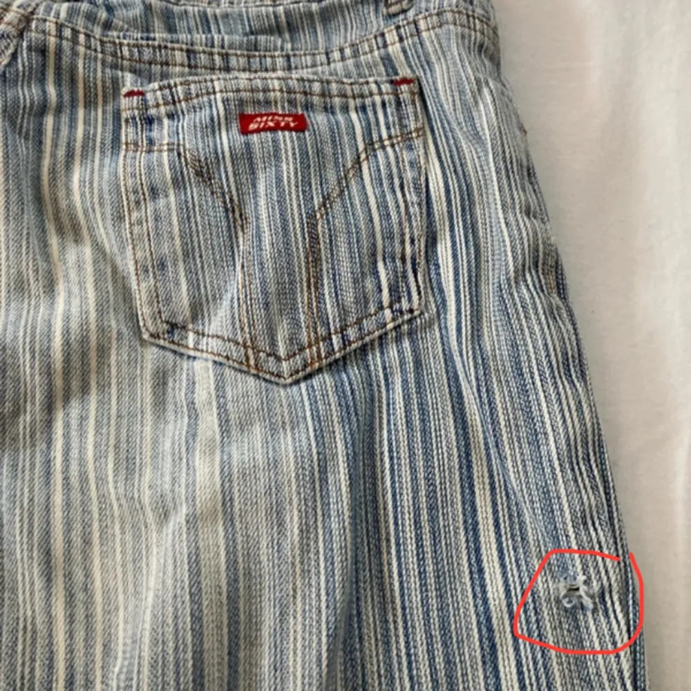 Så sjukt snygga miss sixty jeans jag köpte på vinted men som tyvärr var för stora. Så coola och unika. Har ett litet hål som syns på 3 bilden. Jag köpte för 650. Bilder från förra säljaren. Skriv för mått. Jeans & Byxor.