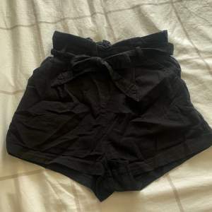 Svarta shorts som är otroligt fina, de är skrynkliga då jag inte använt de på ett tag men stryker såklart innan de postas💓