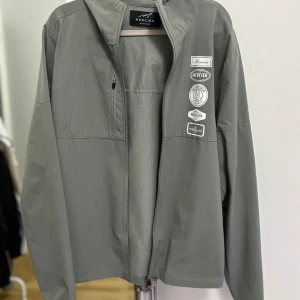 Mercier vindjacka ( svår o hitta )  - Säljer en vindjacka/regnkappa från mercier, jackan är väldigt fräch och i bra skick och har tagits väl handom, jackan har slutats sälja och är för tillfället svår o få tag på.    Ny pris (1150kr) pris kan diskuteras vid snabb affär 