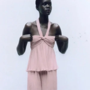 Zara topp  - Säljer nu denna fina halterneck toppen från zara, då den inte kommer till användning längre🩷💕