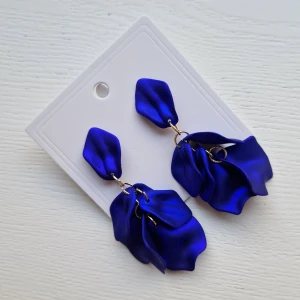 Örhängen blomblad rosblad lövblad blå royalblue - Jättefina nya örhängen i guldfärgad metall och "blomblade" i royalblue. Så fina och lyxiga!  Helt oanvända! Väldigt trendiga!  