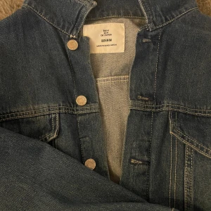 Mörkblå jeansjacka  - Kort jeansjacka i mörkblå, storlek M men skulle snarare säga S/XS💙Köpt på H&M för längesedan. Välkommen att kontakta mig om frågor finns!💕💕