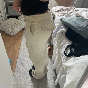 Cargobyxor - Beiga cargobyxor från Zara i storlek 34. Byxorna är i nyskick, endast använda 1-2 gånger. De är tyvärr lite små på mig, därav ingen bild framifrån när jag har på mig dem!! Hör av dig vid frågor/fler bilder. 