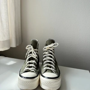 Converse Chuck Taylor - Militärgröna Converse Chuck Taylor med hög sula.  Använda en gång, säljer på grund av storlek.