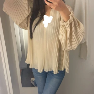 Blus - En JÄTTE fin blus använd två gånger bara, säljer eftersom den inte kommer till användning längre XS men den passar även som S lika bra 