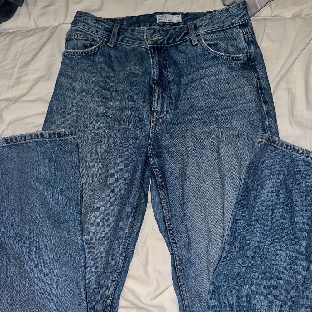 jättesnygga högmidjade mörkblå jeans från bershka, raka i benen 💕skulle säga att dem är en ganska liten 38 i storlek, så kan nog även passa vissa som har 36 💕. Jeans & Byxor.