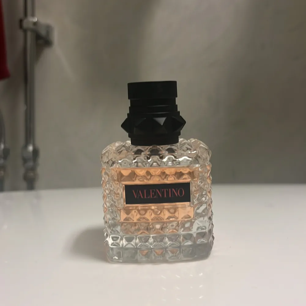 Nästan helt full Valentino parfym born i Roma- coral fanatasy (30ml)  . Övrigt.