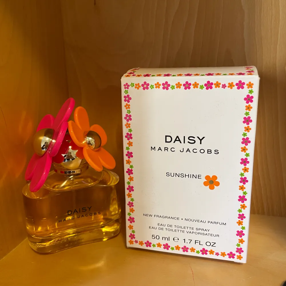 Luktar blommigt och sött, perfekt nu till sommaren☀️ den säljs inte längre eftersom den endast var en sommar version av en av deras standard parfymer Daisy EdT. Den är knappt använd. Kanske 2 gånger. . Övrigt.