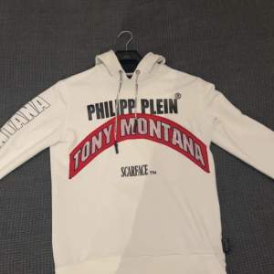 Philipp Plein hoodie Tony Montana scarface storlek L passar även m Bra skick utom en missfärgad fläck på baksidan av ena ärmen, inget stort men ändå defekt, köpt på farfetch.