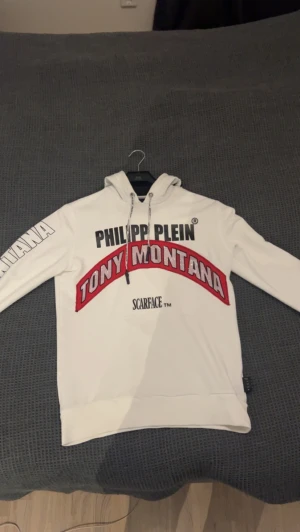 Philipp Plein hoodie - Philipp Plein hoodie Tony Montana scarface storlek L passar även m Bra skick utom en missfärgad fläck på baksidan av ena ärmen, inget stort men ändå defekt, köpt på farfetch.