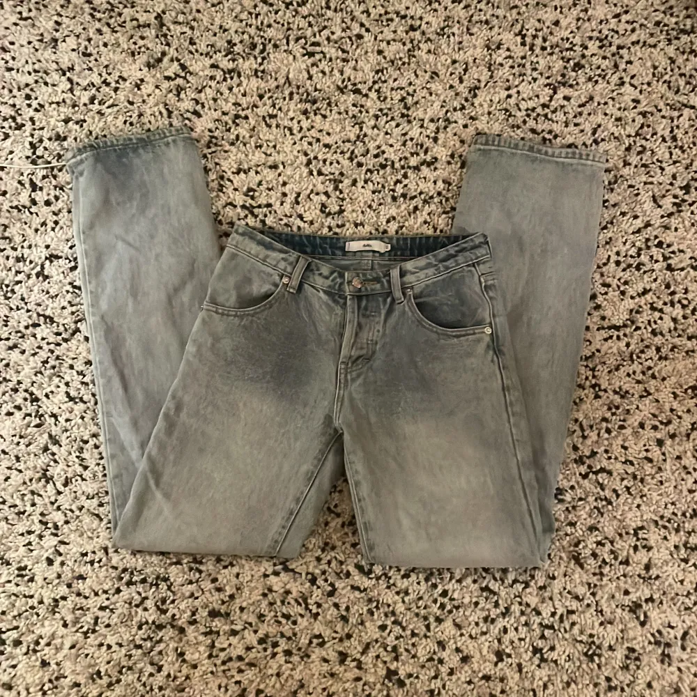 Jättefina ljusblåa jeans som är utsvängda. Säljer pågrund av att de inte passar mig (som man ser på bilden). Jag brukar ha 34 så de passar mindre storlekar.💕. Jeans & Byxor.