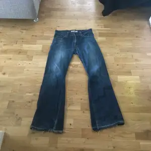 Riktigt snygga omsydda vintage levi’s bootcut jeans i bra skick. Lite slitna längst ner. Storlek 31/32.
