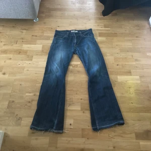 Vintage levi’s bootcut jeans - Riktigt snygga omsydda vintage levi’s bootcut jeans i bra skick. Lite slitna längst ner. Storlek 31/32.
