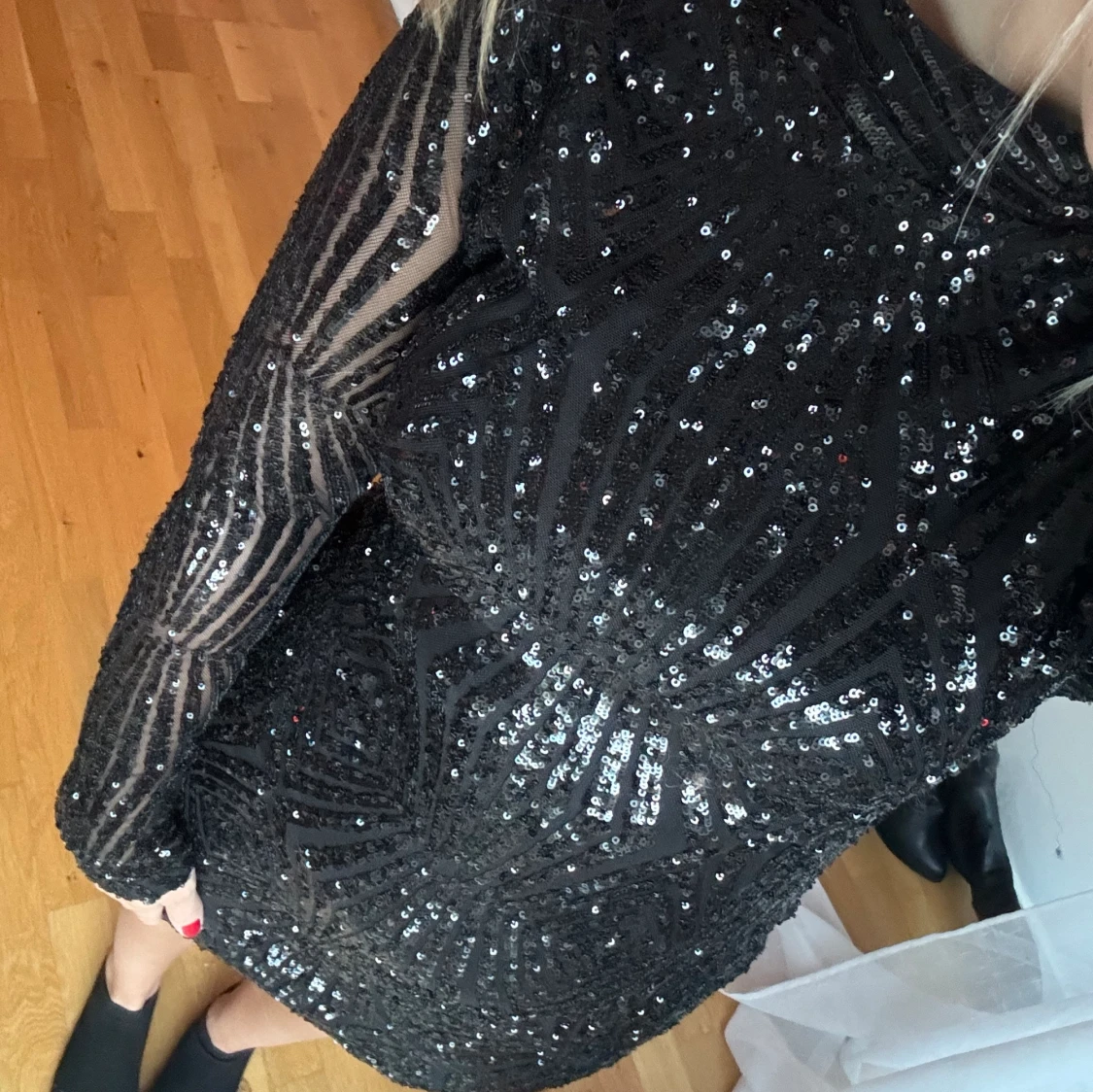 Svart paljettklänning