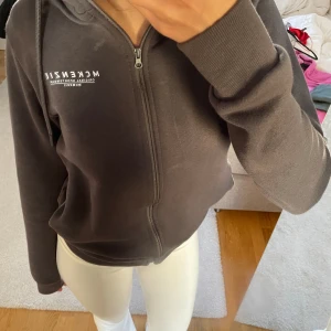 Kofta/ zip-up hoodie  - Mckenzie kofta😎, använd väldigt få antal gånger, bra skick, varm och skön perfekt att ha nu i sommar🥰