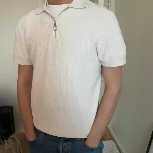 Vit half-zip - Otroligt skön tröja perfekt till sommaren. Älskar silverringen på zippern, sticker verkligen ut.