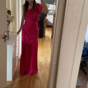 Säljer nu denna fina rosa klänning. Perfekt till bal eller andra tillfällen. Säljer då den är lite liten för mig. Skriv vid frågor eller fler bilder. Pris kan diskuteras vid snabb affär. Jag är 170cm lång💗