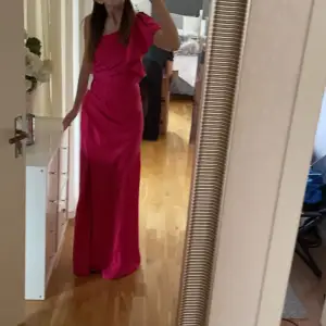 Säljer nu denna fina rosa klänning. Perfekt till bal eller andra tillfällen. Säljer då den är lite för liten mig. Skriv vid frågor eller fler bilder. Jag är 170cm lång💗