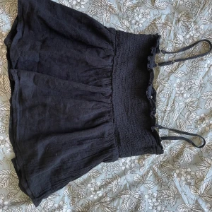 Jättefin sommarlinne - Ett jättefin sommarlinne ifrån Gina Young i storleken 158/164. Passar perfekt till sommarn pris : 135 kr + porto 🖤  