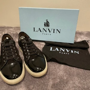 Lanvin skor! - Tjena, säljer nu mina riktigt snygga och trendiga Lanvin skor! Skicket på skorna är otroligt bra, skulle säga 9,7/10. Tillkommer: Orginal box, orginal dustbag och skor! Skorna i Uk 10 och passar storlek 44 Nypris 4500. Vid funderingar så ses vi i Dm!