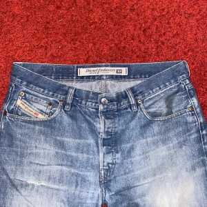 Diesel jeans - Blåa wahsed Diesel jeans, super snygg färg/wash, bra passform och skick, vintage