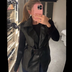 Väst  - Säljer denna fina skinnväst från nakd, aldrig använd så toppen skick! Storlek 36 ❤️