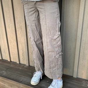 Gråa cargobyxor - Jättefina cargobyxor från Urban Outfitters🤍 lite för små för mig och därav sköljer jag.
