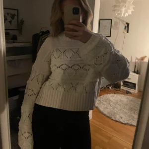 Stickad tröja - Så snygg tjockt stickad tröja från Gina tricot! 💞💞 Är XL i storleken och ganska liten i storleken, sitter på mig som är en M vanligtvis perfekt ⭐️