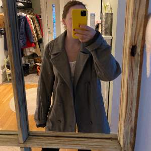 Kort kappa i grått, som är köpt secondhand och är i ull. Står ej storlek men jag har S/M och gillar de oversized. 