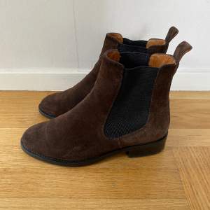 Ett par sparsamt använda vagabond Chelsea boots. Nypris ca 2000 kr men säljer för 800. Kontakta för mer bilder.
