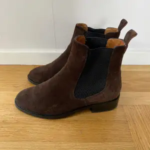 Ett par sparsamt använda vagabond Chelsea boots. Nypris ca 2000 kr men säljer för 500. Kontakta för mer bilder.