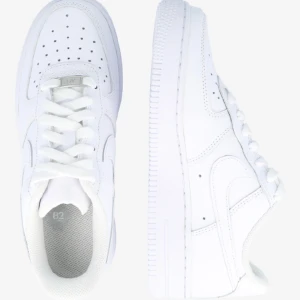 Nike air force  - Vita Nike air force låga, tror modellen är 107’. Dem är superfina men finns tecken på användning (se sista bilden, skador i båda hälarna). Dem är små i storleken, dem passar mig som normalt har stl 39 eller 40.🫶 Nypris 1400:-