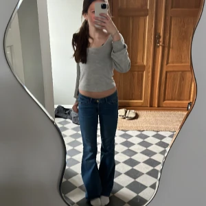 Mörkblåa Low waist Bootcut jeans  - As snygga Low waist Bootcut jeans från vero Moda. Bara använda et par gånger. Köpt för 599 från zalando i storlek S/32. Säljer då de är lite för stora på mig som brukar ha xs.