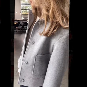 Kort kappa - Superfin kort kappa, prefekt till våren! Nyskick. 200kr+frakt.