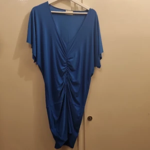 Klänning - Klänning i nyskick.