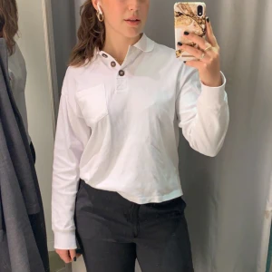 T-shirt tröja - En långärmad tröja i lite tjockare material  i strl XXS. Sitter mer som S/M. Krage + fina bruna knappar! 