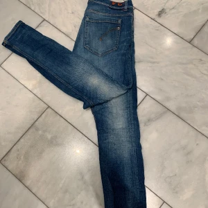 Dondup George  - Strl 34 sitter dock tajtare än 34 Små sliten på vissa ställen