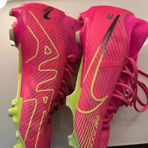 Nike fotbollskor, zoom superfly 9 academy FG/MG - Säljer mina fotbollskor som inte kommit till någon användning, köpta för 1100kr Finns en detalj med Brasilien flagga som går att ta av. Priset är diskuterbart, vid frågor kontakta mig Storlek 43