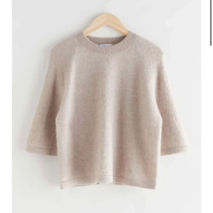 Other stories tröja - Säljer denna assnygga och trendiga tröja från Other Stories! Köpt för ngn månad sedan därav nyskick! Ord pris är 690❤️