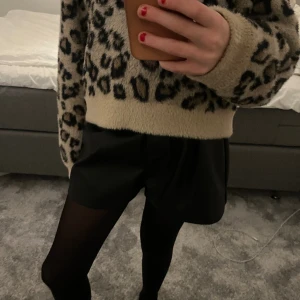 Skin shorts! - Säljer mina skin shorts i nyskick, lappen är kvar på, dom är ifrån only och köpt för 329kr, dom är inte andvänds riktigt bara testade!