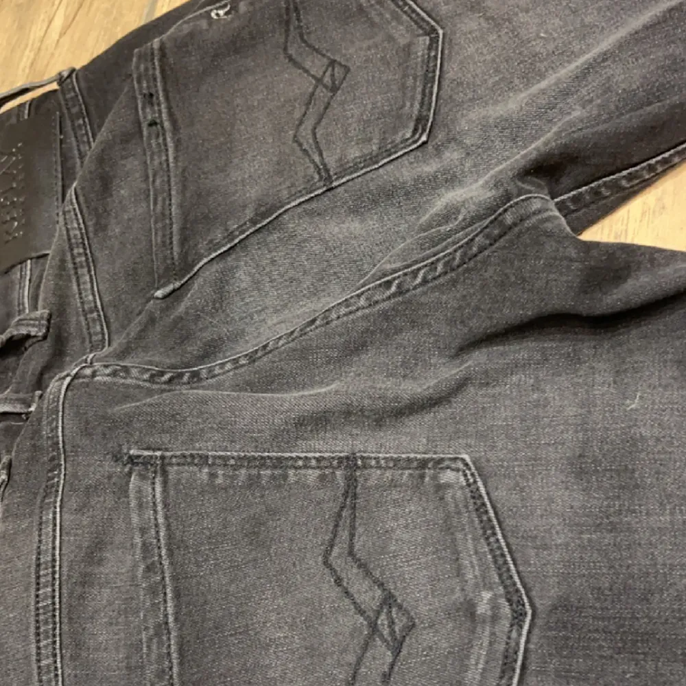Säljer dessa helt oanvända replay anbass jeans. Nypris 1900. Jeans & Byxor.