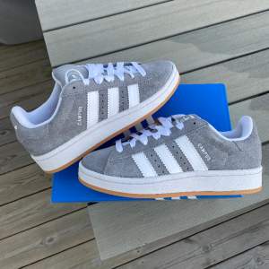 Säljer dessa svarta Adidas Campus 00s ”Grey Gum”. De är helt nya och oanvända. Köpta ifrån Zalando och självklart äkta. Finns i storlek 36 2/3. Betalning sker genom Swish till vår företagsswish och paketet skickas spårbart samma dag.