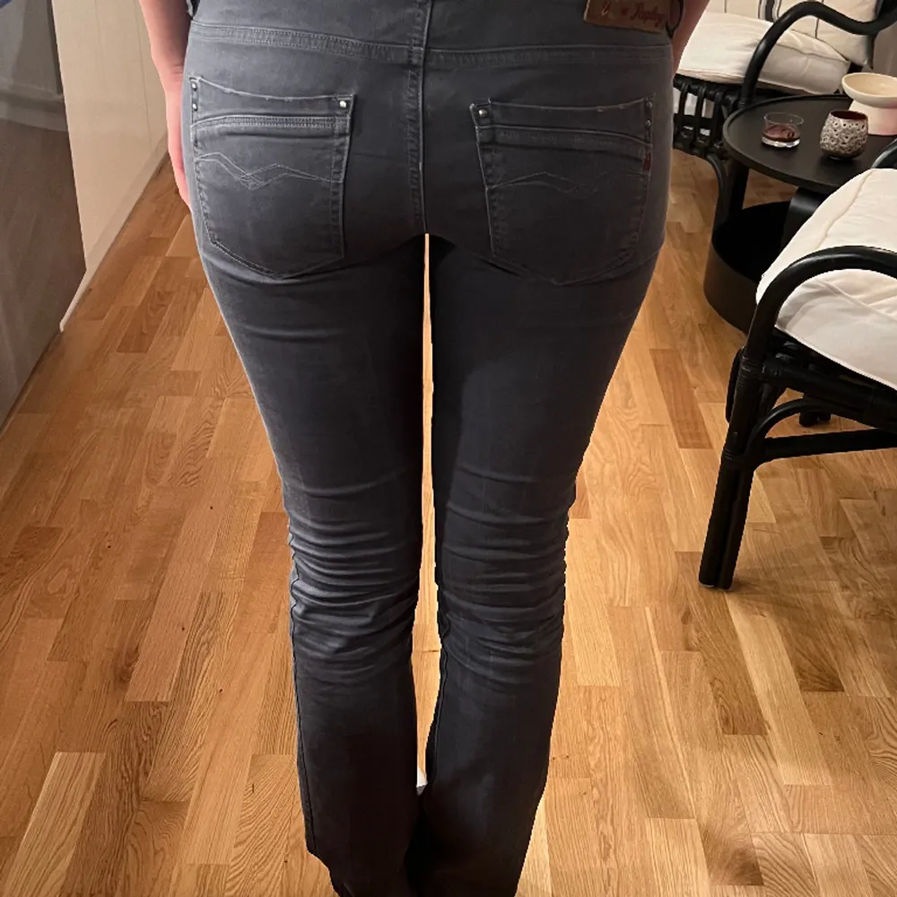 Säljer dessa skitsnygga mörkgråa Replay jeans! Innerbenslängden är 85cm och jag är 177❤️modellen REAMY. Jeans & Byxor.