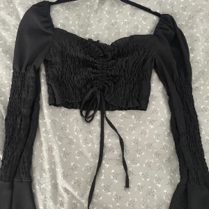 Festlig topp - En romantisk topp men fina armar!  använd fåtal gånger så inprincip som ny.❤️‍🔥