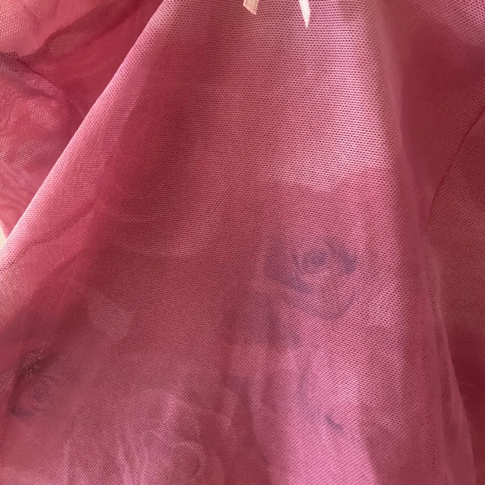 Babydoll-style linne med rosor i mönstret. Genomskinligt men passar med en rosa BH! Såå cute 💕💕passar med liten byst.. Toppar.