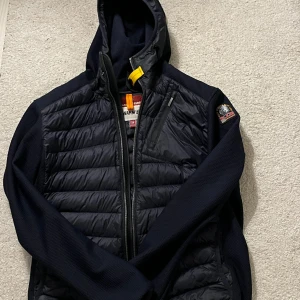 Parajumper cardigan  - Riktigt snygg cardigan till dig som vill klä dig med stil i vinter Skick 8/10